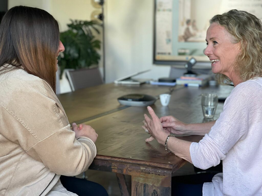 Andrea McGibney formatrice en séance avec une apprenante